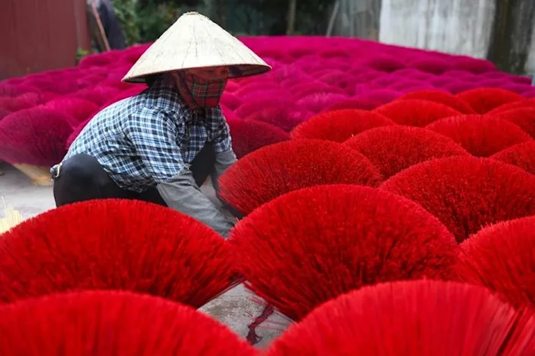 Incense village impresses foreign media